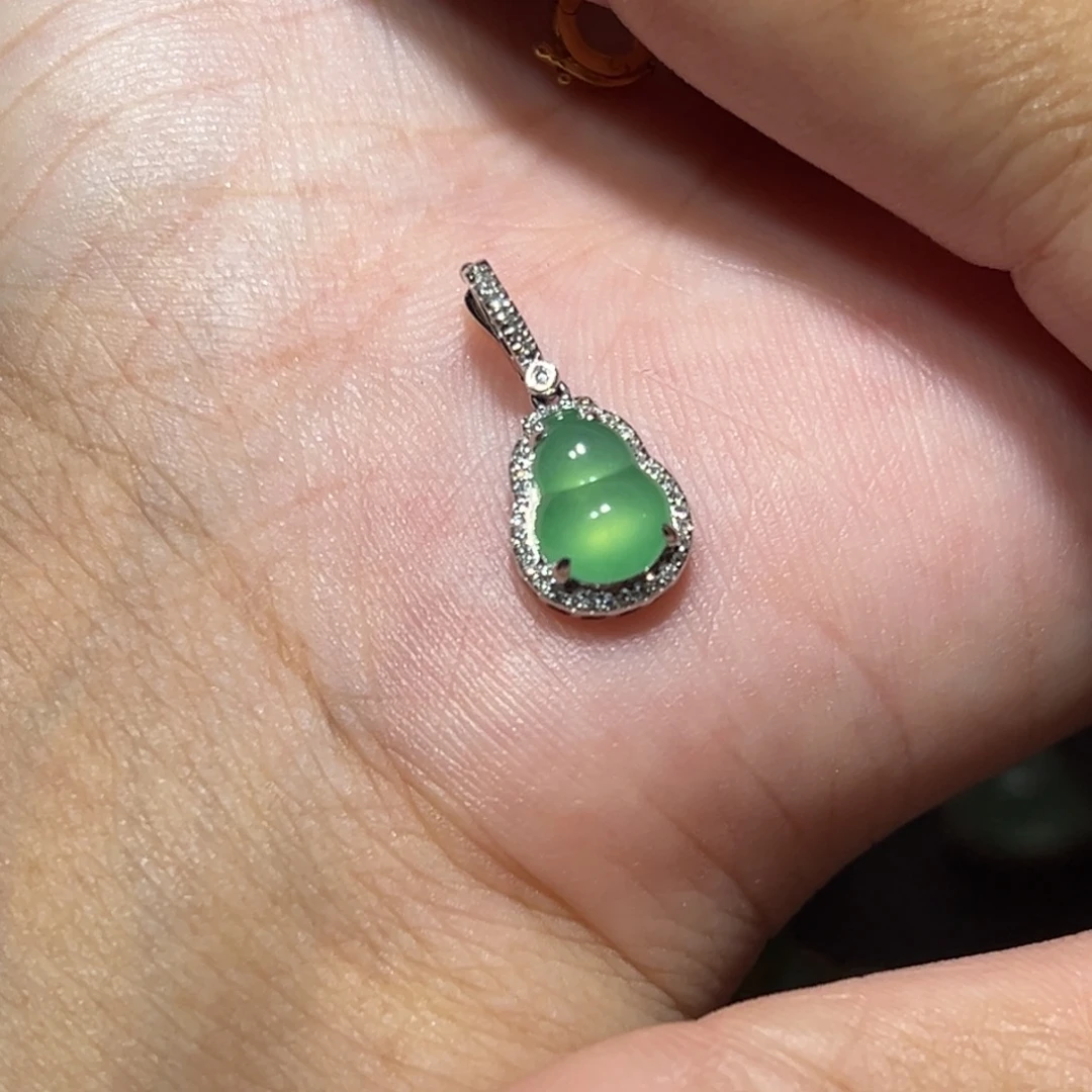 李***l翡翠18K金镶嵌颈饰