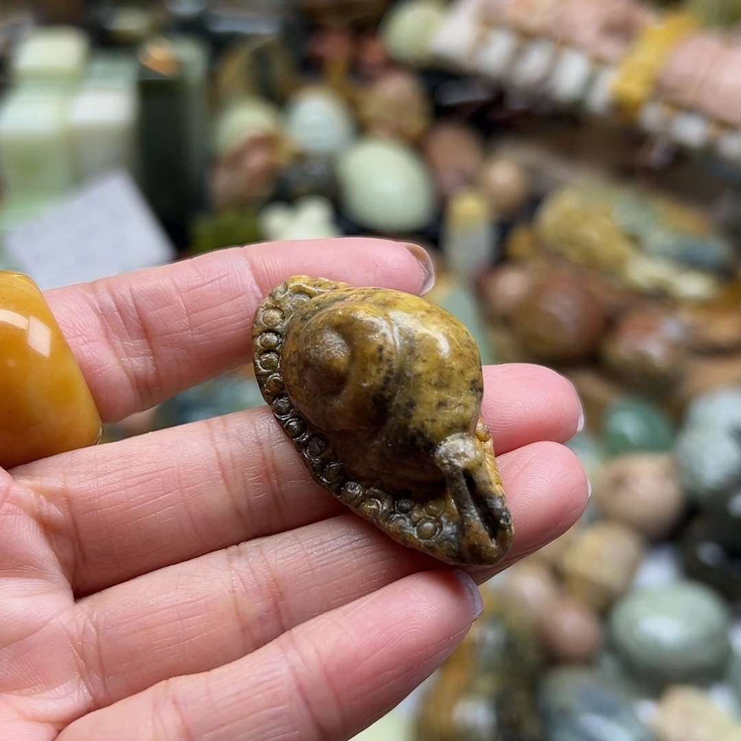 岫岩河磨玉（透闪石质玉）未镶嵌颈饰河磨玉蜗牛