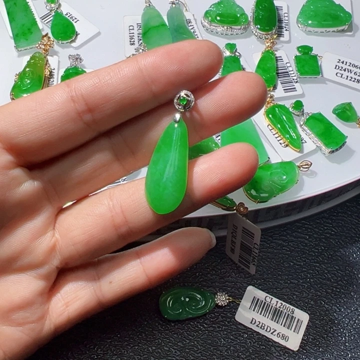 18K金镶嵌挂件翡翠