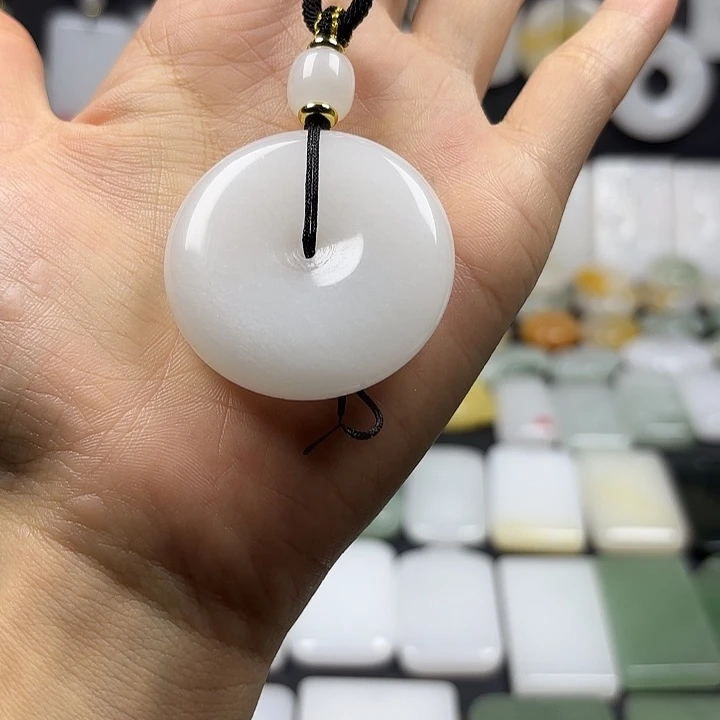 石英质玉（金丝玉）未镶嵌颈饰