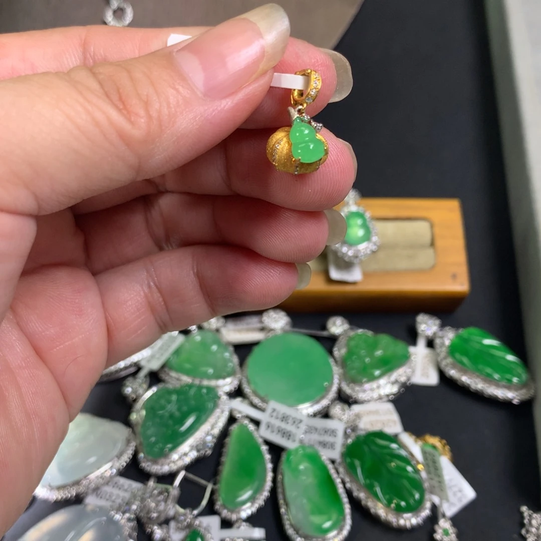 吊坠(不含链)18K金镶嵌翡翠