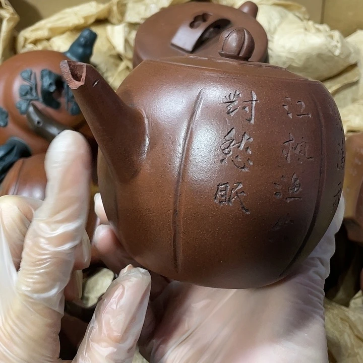 紫砂茶壶原矿泥料，手工制作一把紫砂壶。