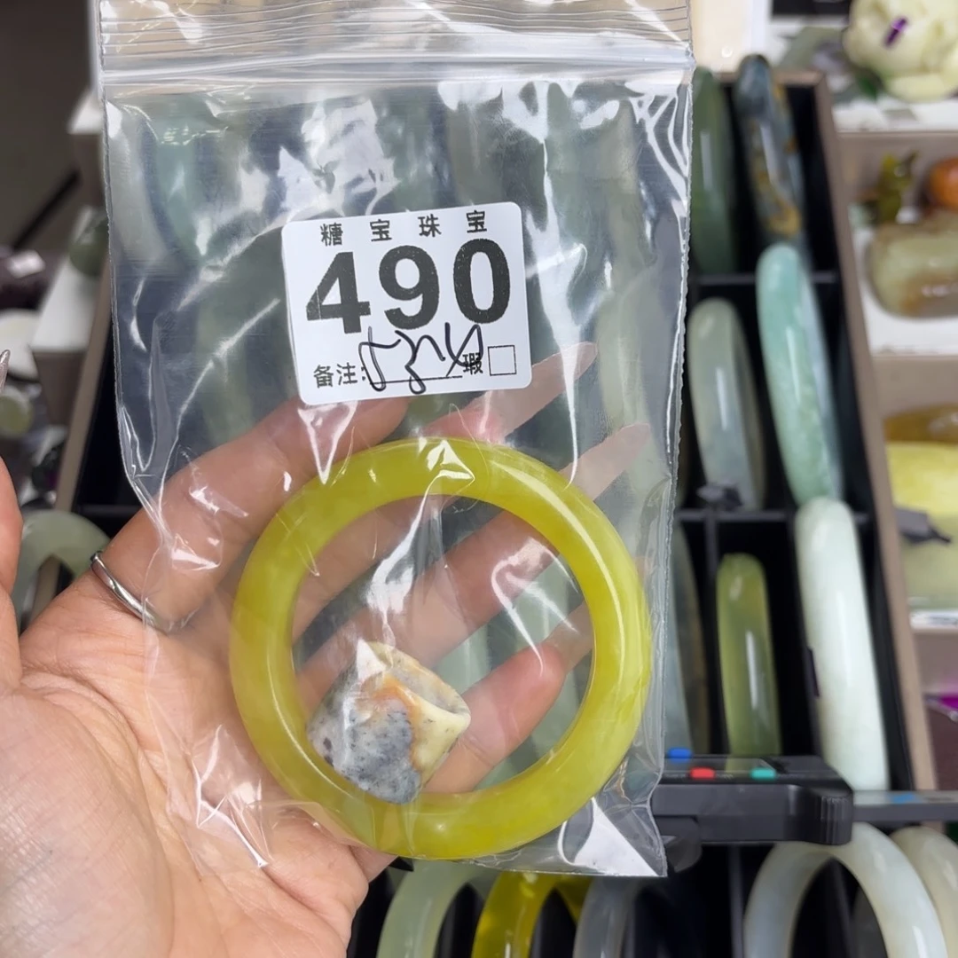 未镶嵌蛇纹石玉手镯萱**?