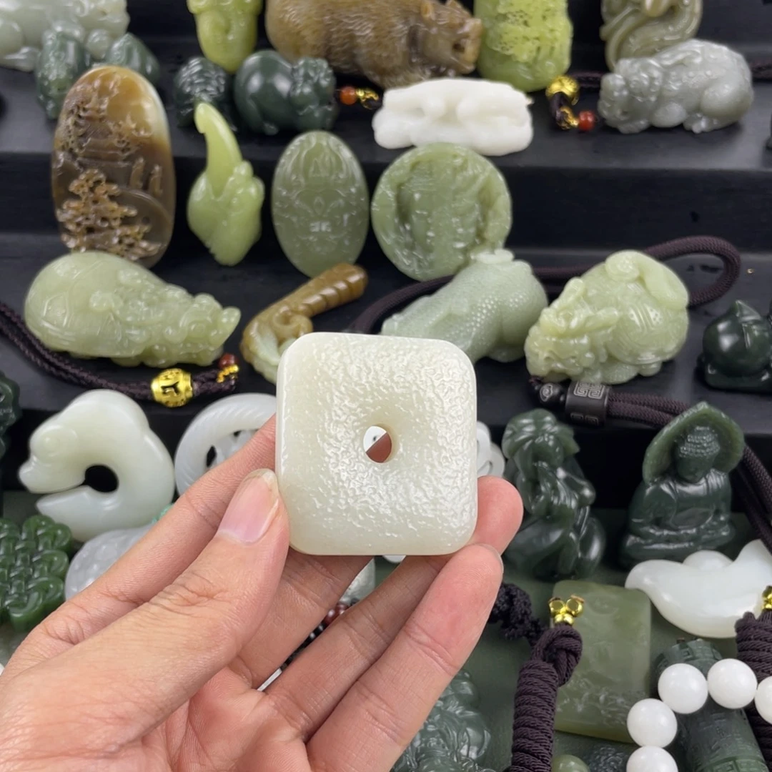 亦***岚和田玉未镶嵌颈饰