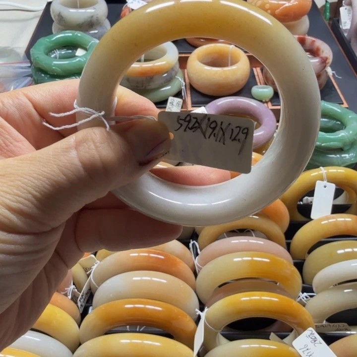 *****石英质玉未镶嵌手镯