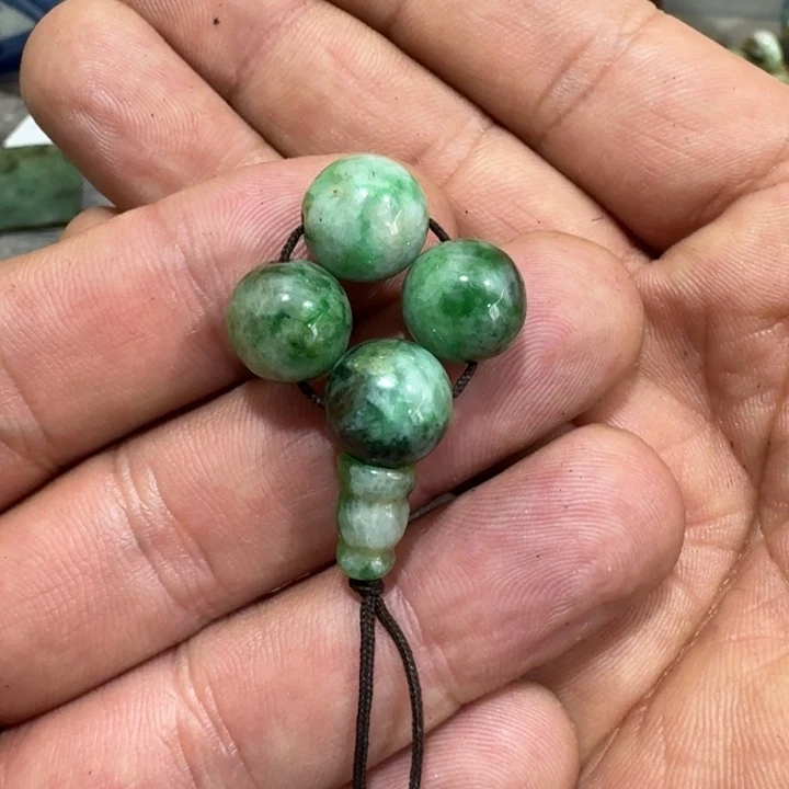 征***。玛瑙/玉髓未镶嵌颈饰