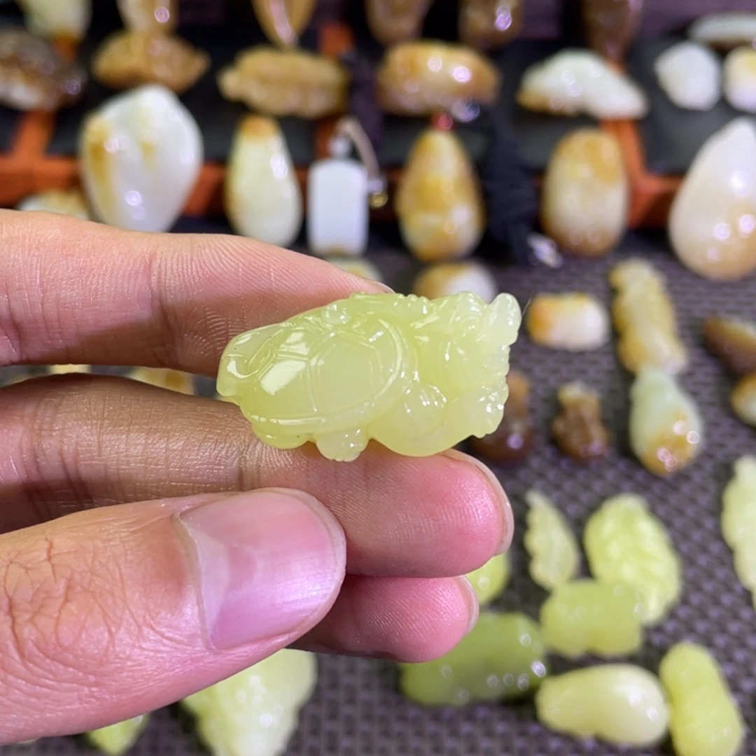 颈饰未镶嵌和田玉若羌黄口龙龟吊坠