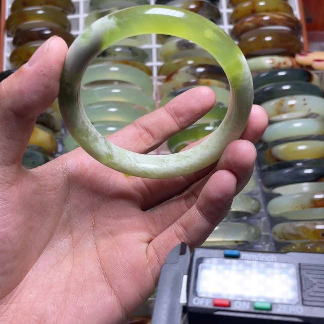 透闪石-蛇纹石玉未镶嵌手镯
