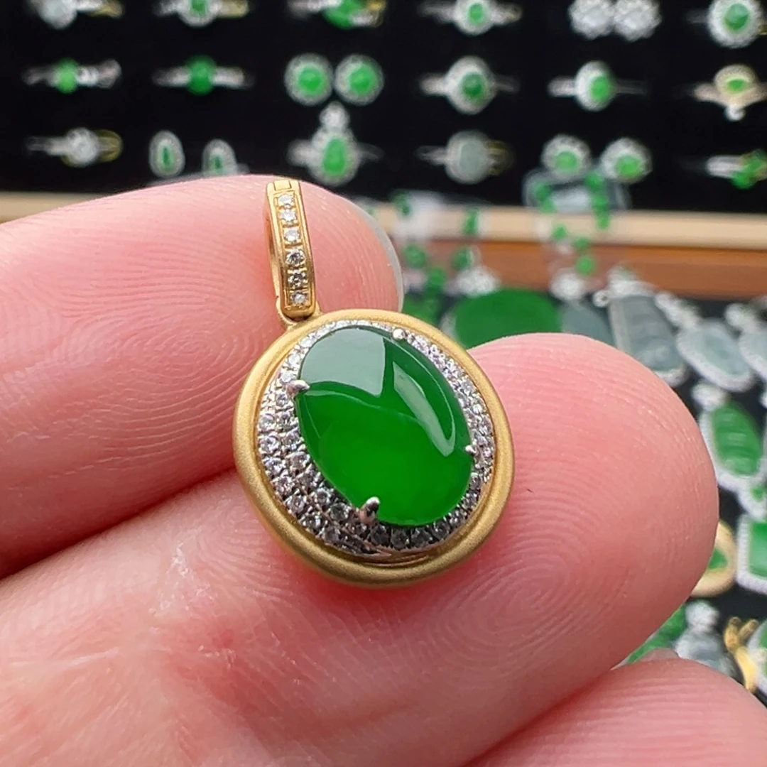 翡翠18K金镶嵌颈饰蛋面8.3