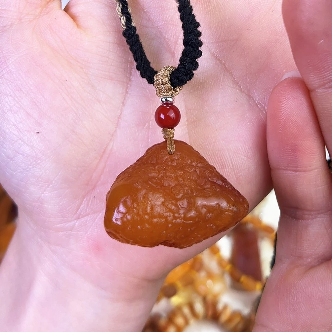 琥珀珠宝奇石未镶嵌。