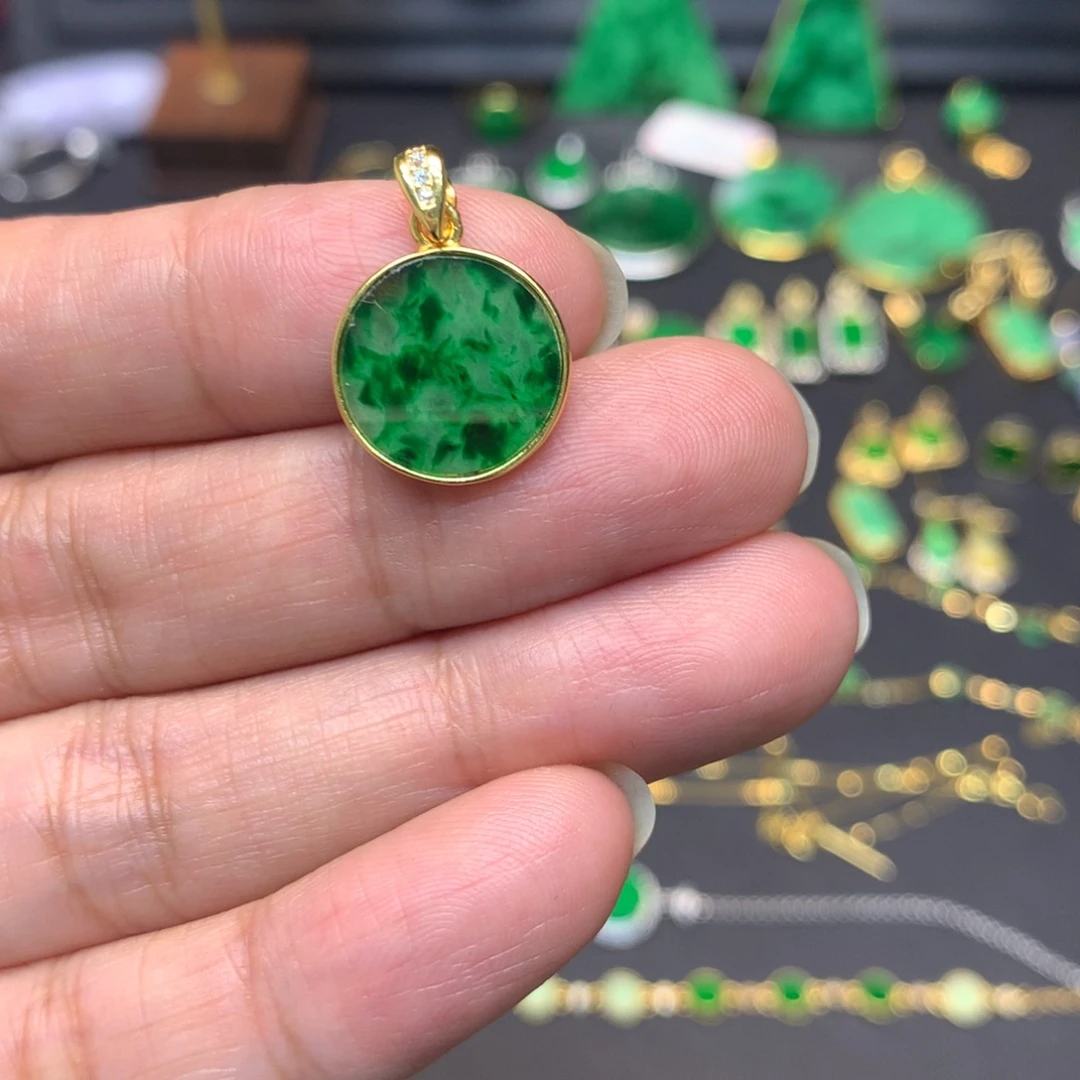 翡翠未镶嵌颈饰有纹