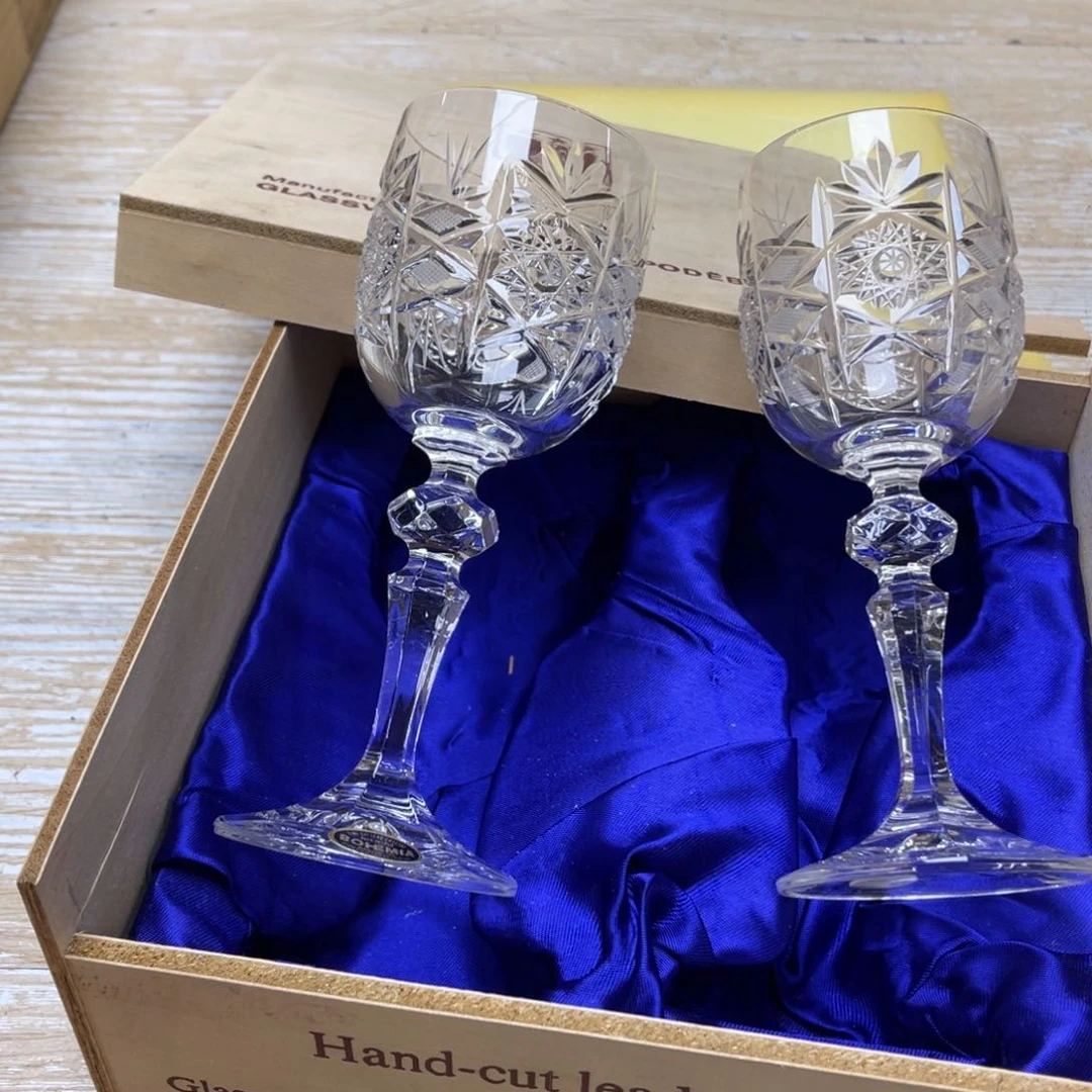 瓷片料****厨密密麻麻地排列着一个