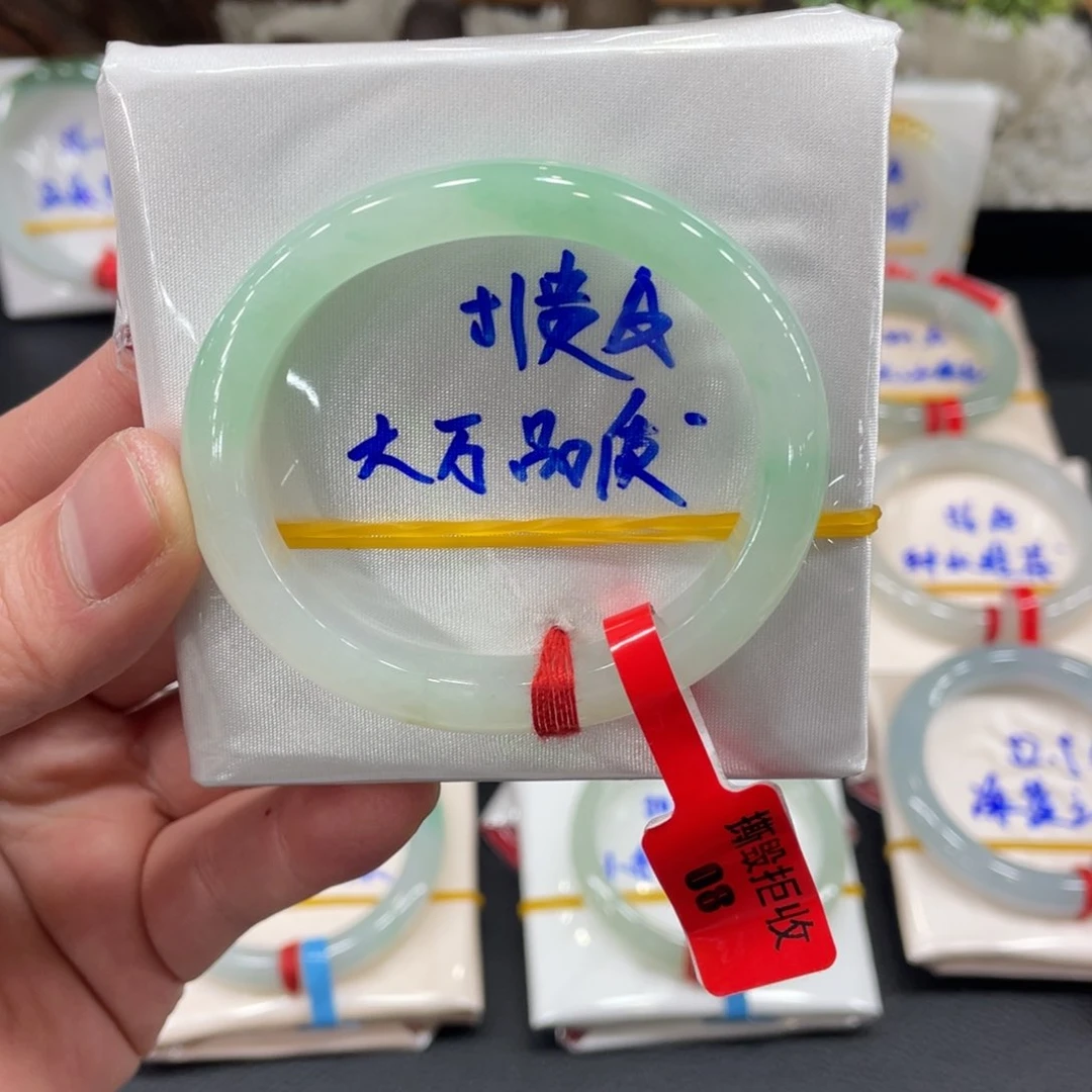 翡翠手镯未镶嵌翡翠