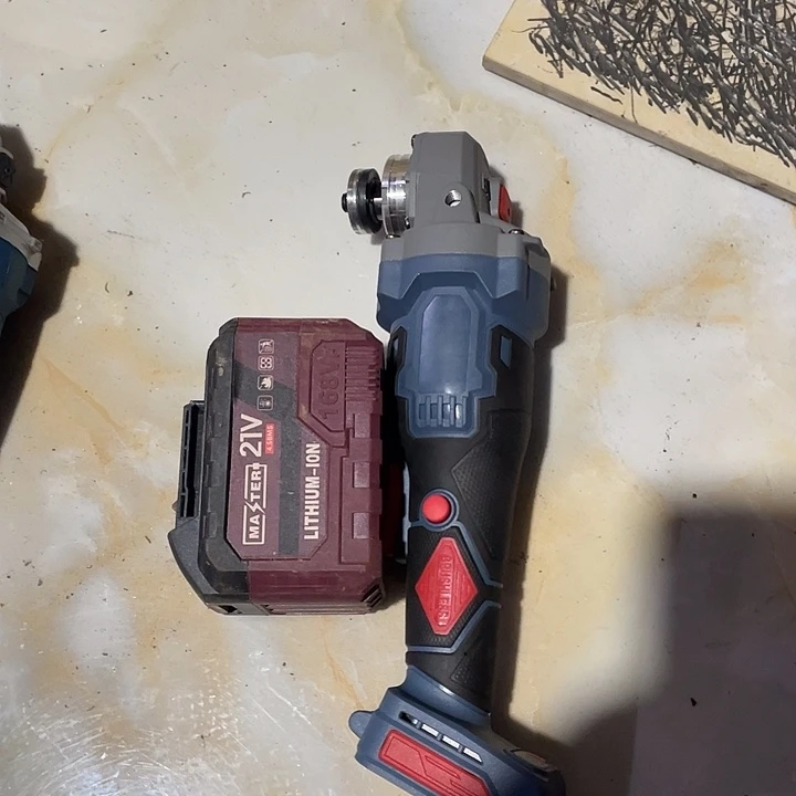 A3款无刷角磨机一机一电一充