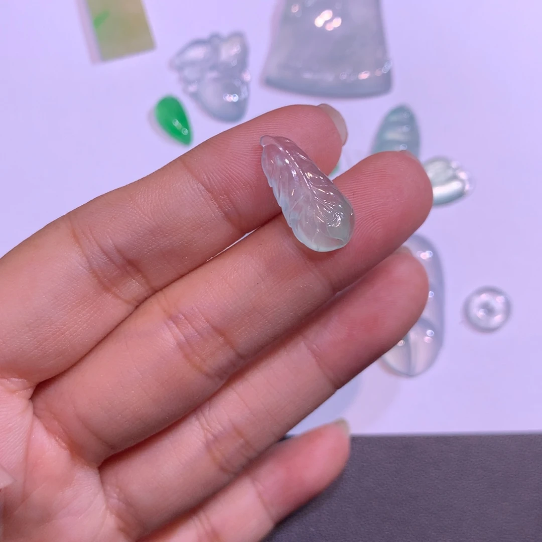 翡翠未镶嵌颈饰羽毛