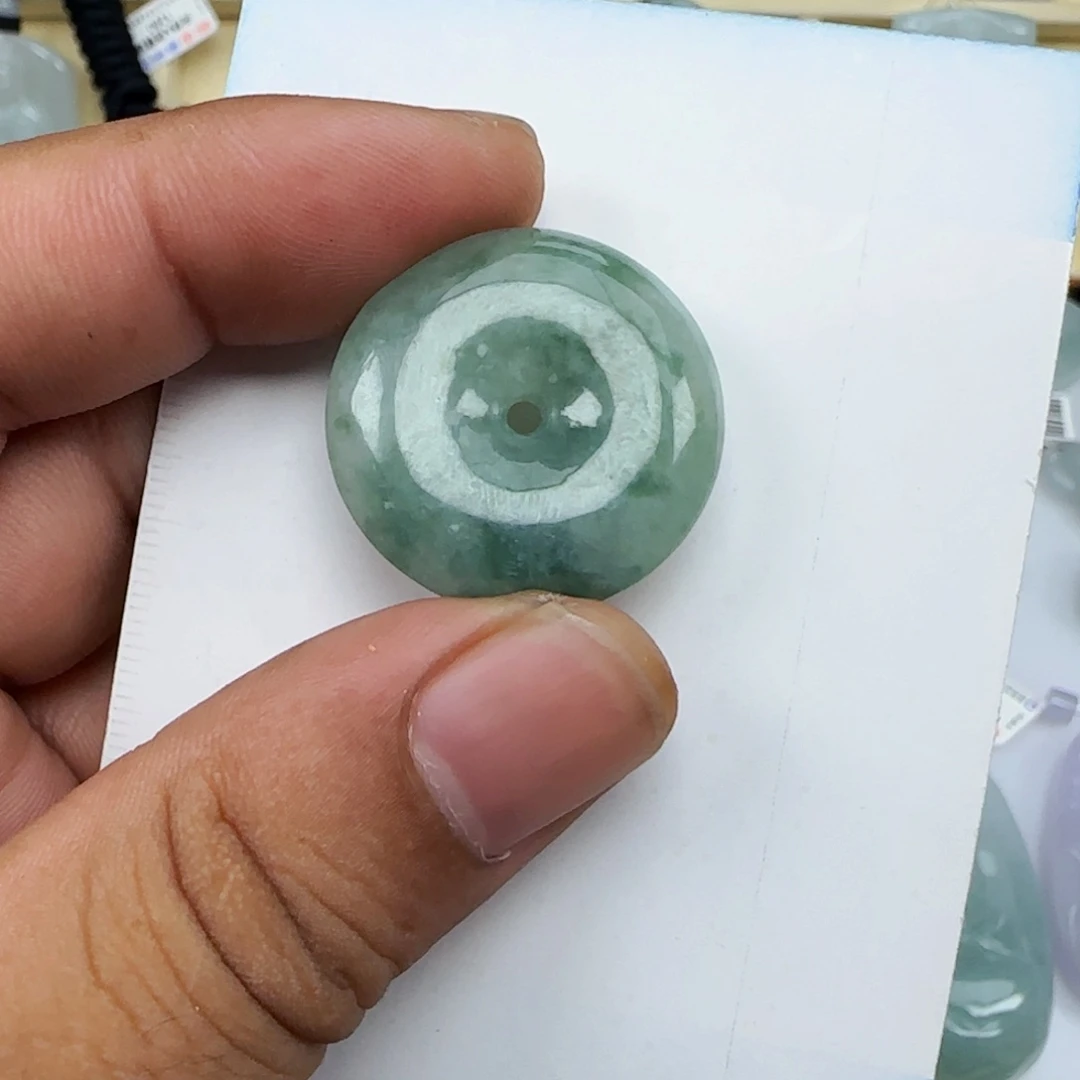翡翠未镶嵌颈饰白**祥，