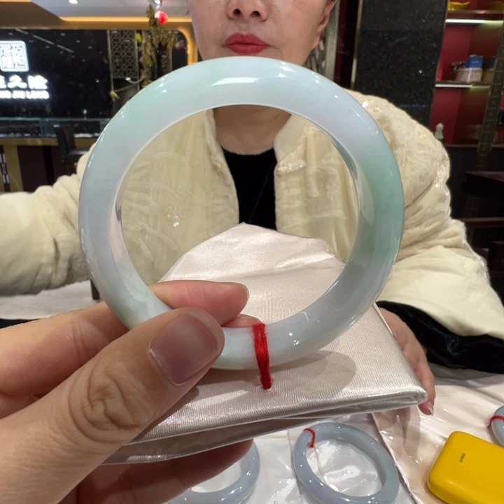翡翠未镶嵌手镯白底青55-56