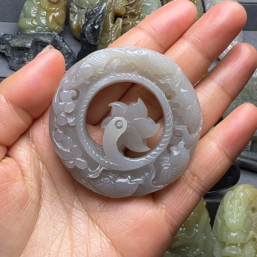 和田玉颈饰未镶嵌空**哇