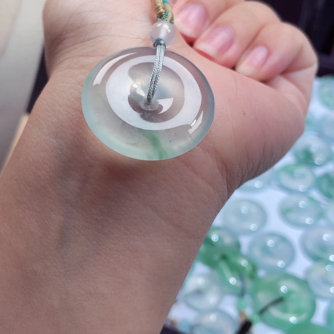 颈饰未镶嵌翡翠平安扣