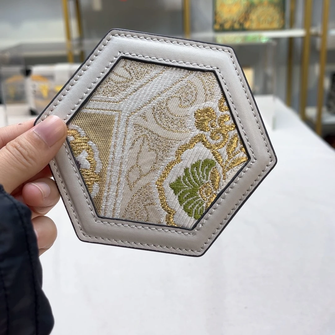 织绣?****?高定风雨中的花朵，倔强又美丽。