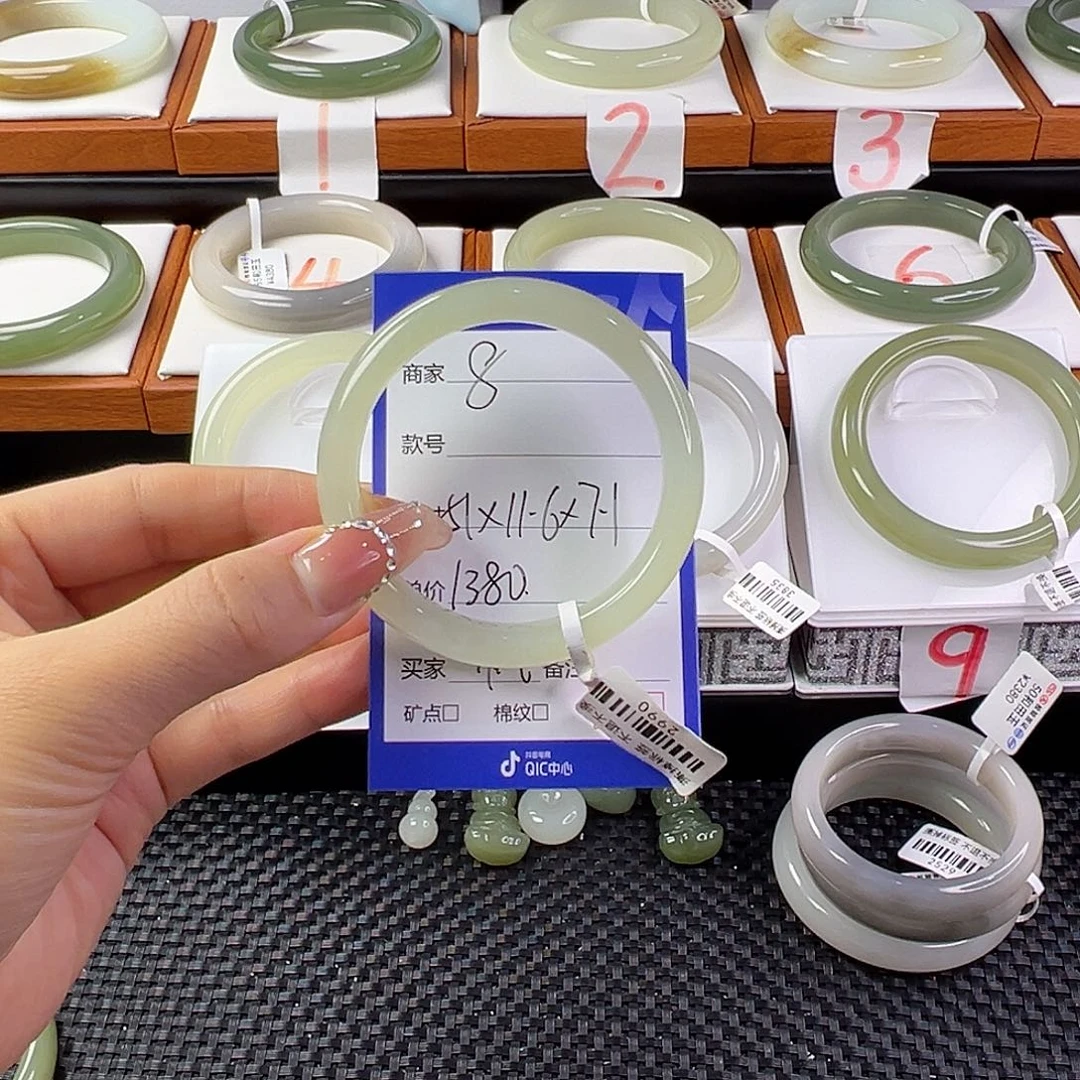 一***婷和田玉手镯未镶嵌