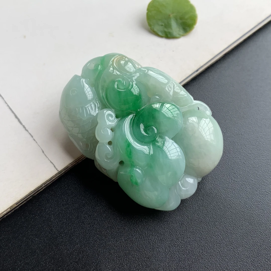 天然缅甸翡翠吊坠《阳绿如意》绿色双面精雕飘绿精美满绿俏色