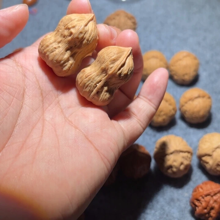 半***城把件文玩核桃花生三棱手捻040