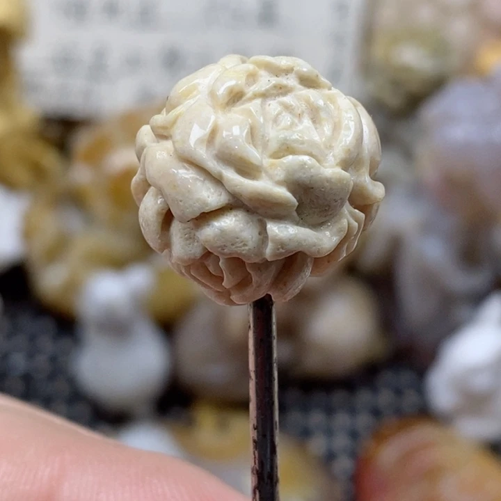 颈饰未镶嵌硅化珊瑚（珊瑚玉）有瑕