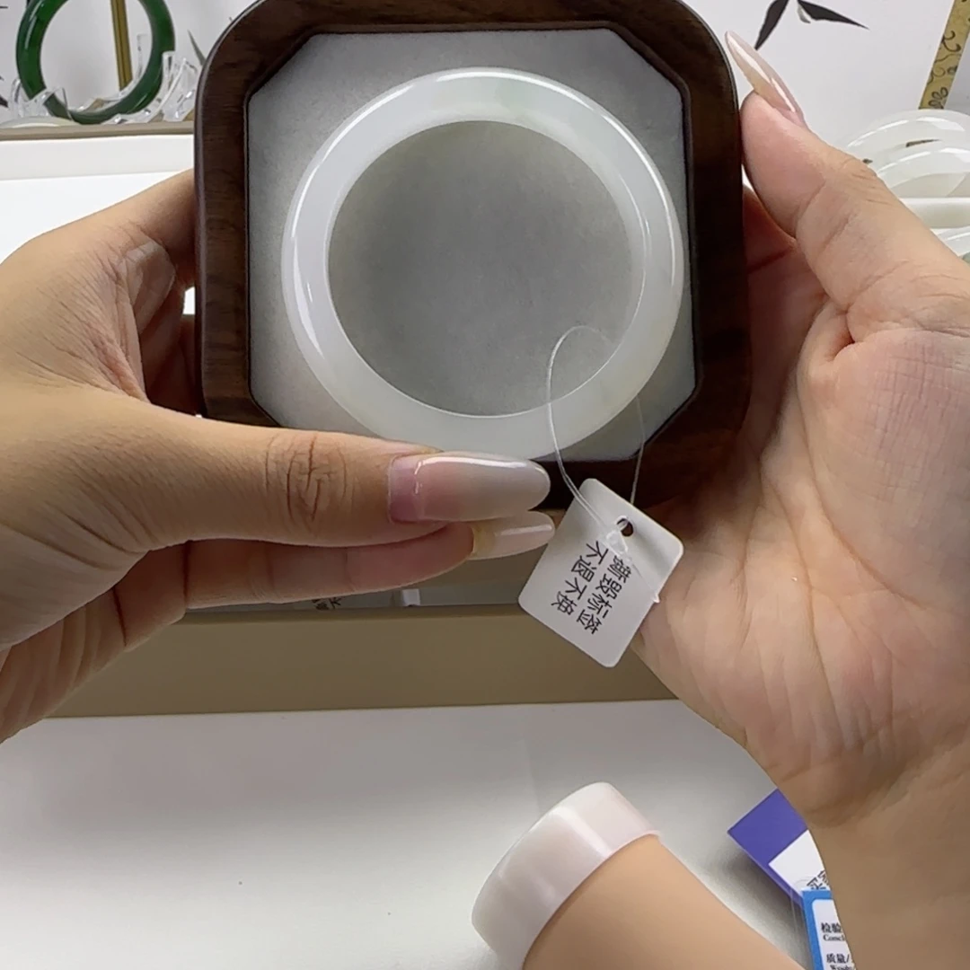 M***X未镶嵌手镯石英质玉