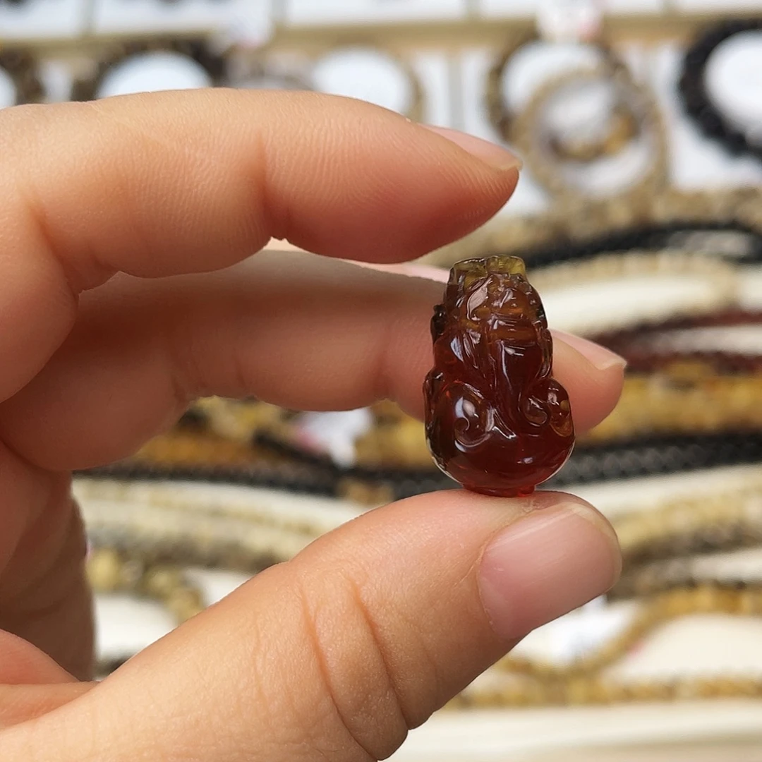 静***许琥珀未镶嵌裸石大