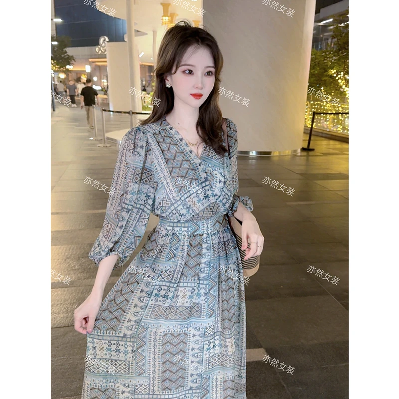 波西雅韵V领连衣裙女夏2025新款灯笼袖度假风高级感显白气质女