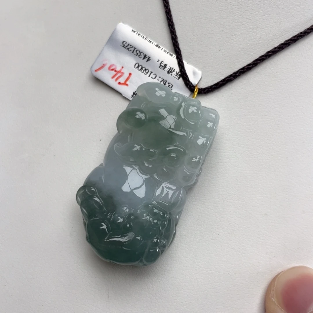 缤***岁颈饰未镶嵌翡翠貔貅