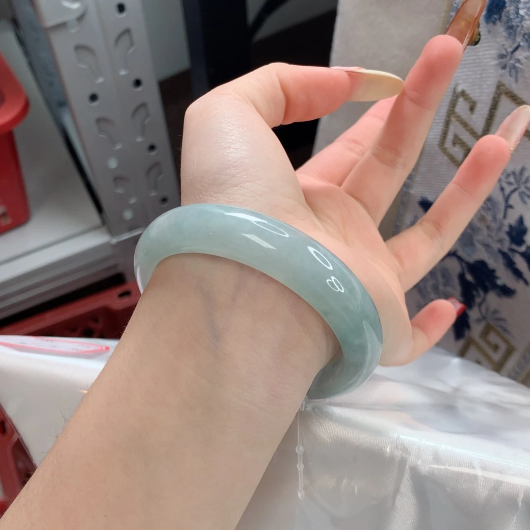 翡翠手镯未镶嵌晶****吗56冰蓝轮胎
