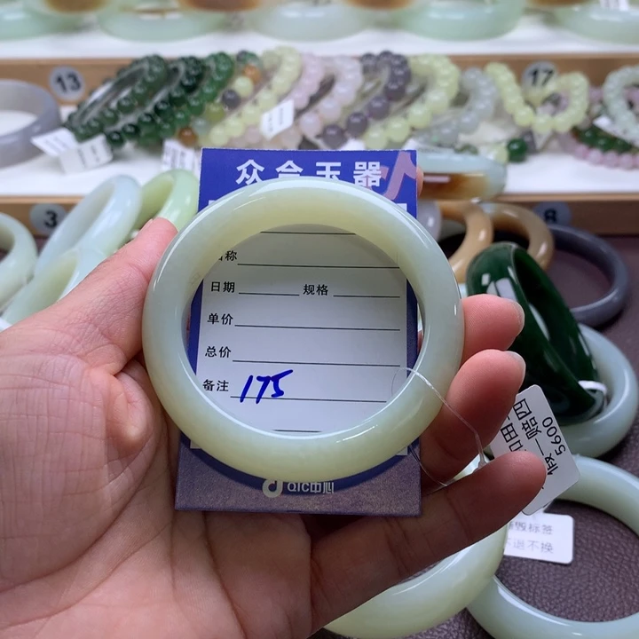 和田玉未镶嵌手镯