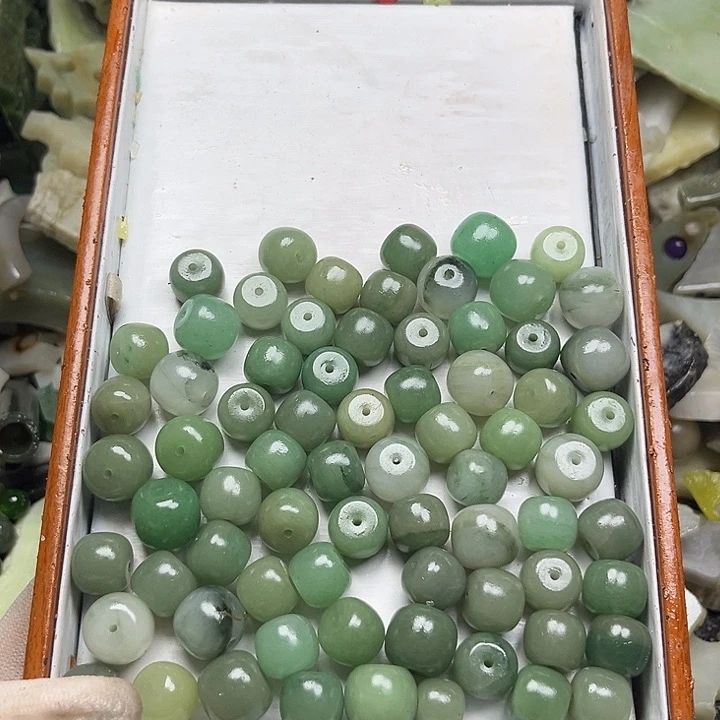 未镶嵌透闪石质玉珠宝奇石