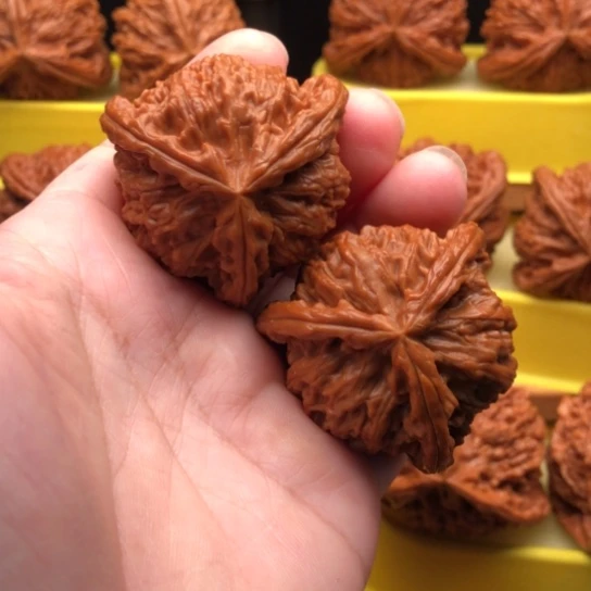 路***上文玩核桃吊坠核桃