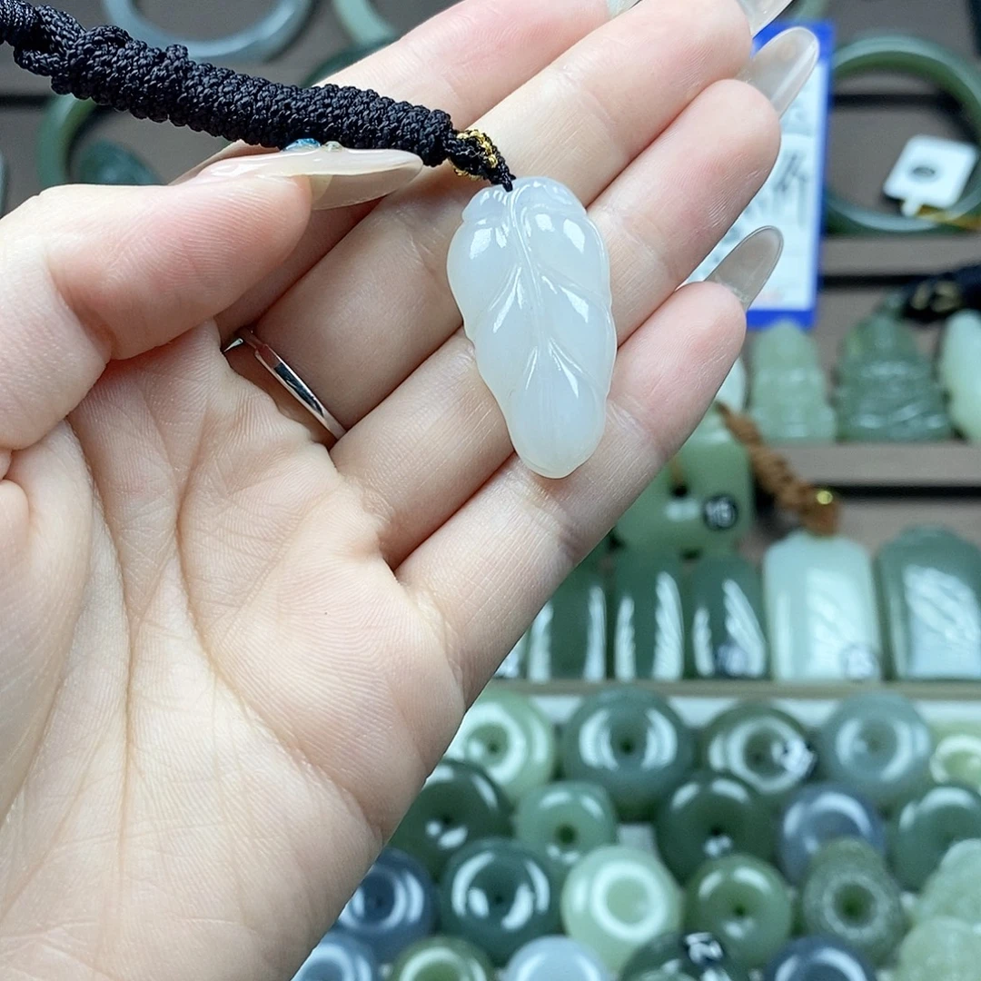 颈饰未镶嵌和田玉叶子