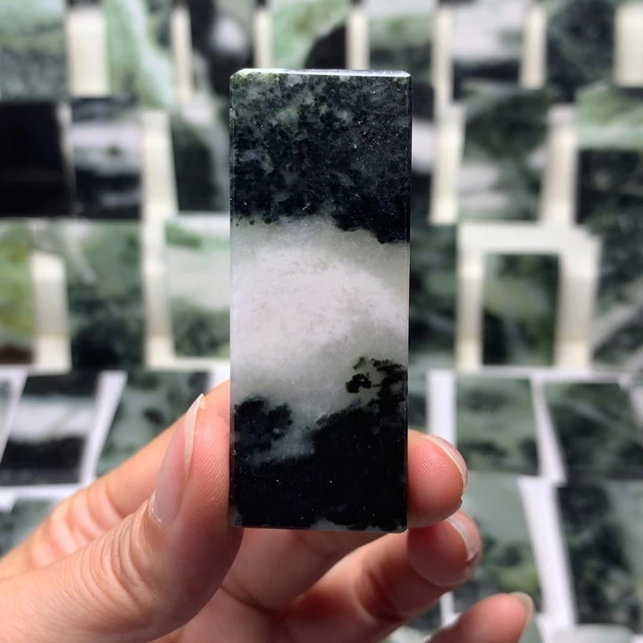 独山玉颈饰未镶嵌