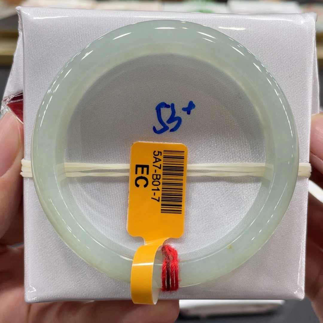 翡翠手镯未镶嵌翡翠手镯