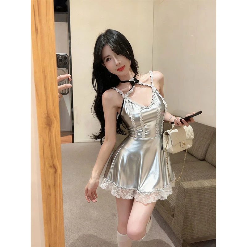 2025秋冬新款性感吊带辣妹银色亮面蕾丝拼接纯欲短裙大摆连衣裙女