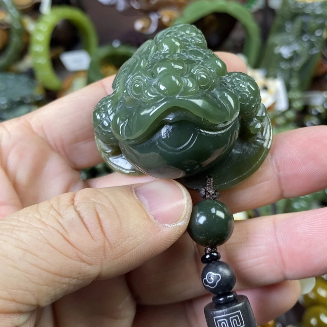 诸***相透闪石质玉未镶嵌挂件