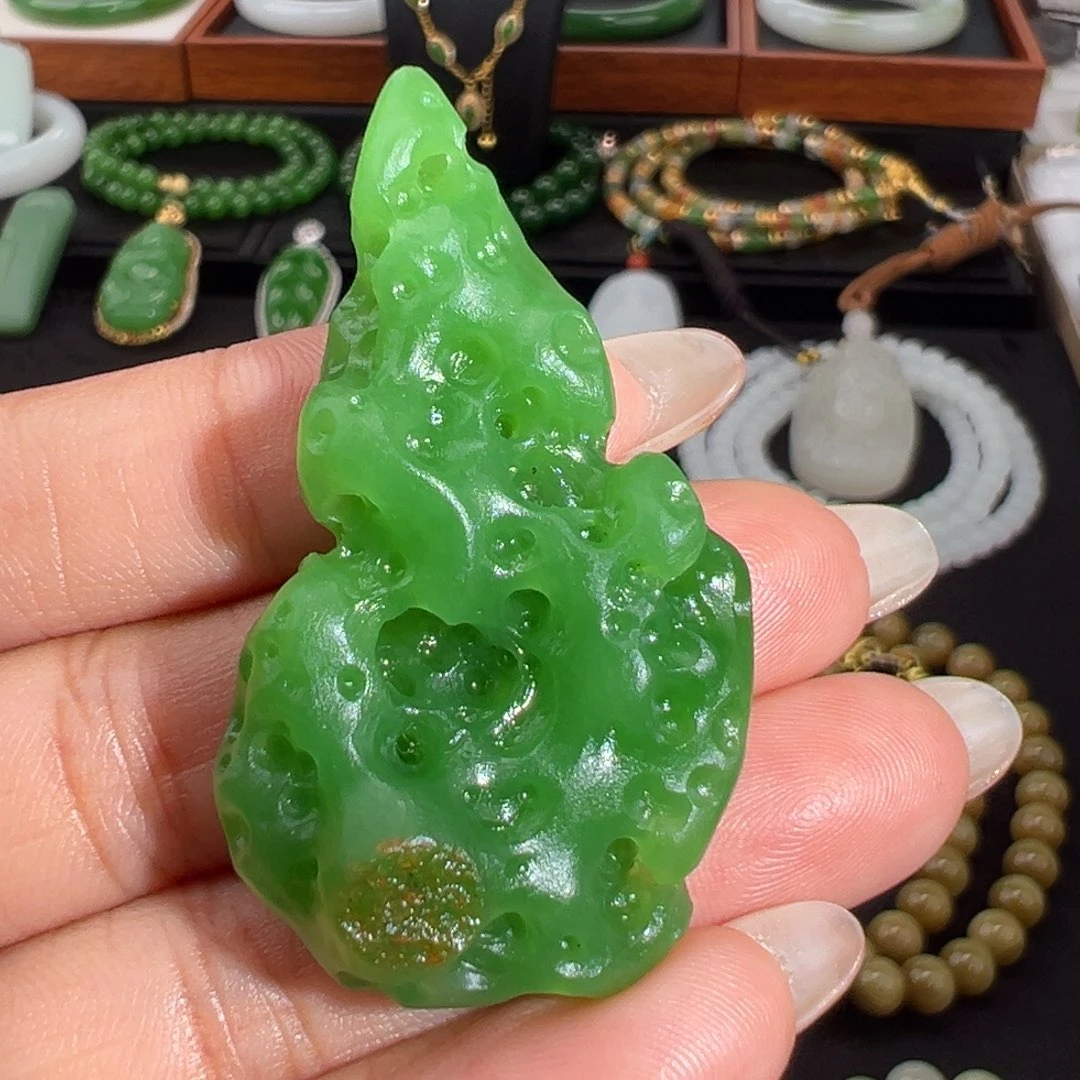 和田玉（碧玉）未镶嵌颈饰果绿翠高色太湖石