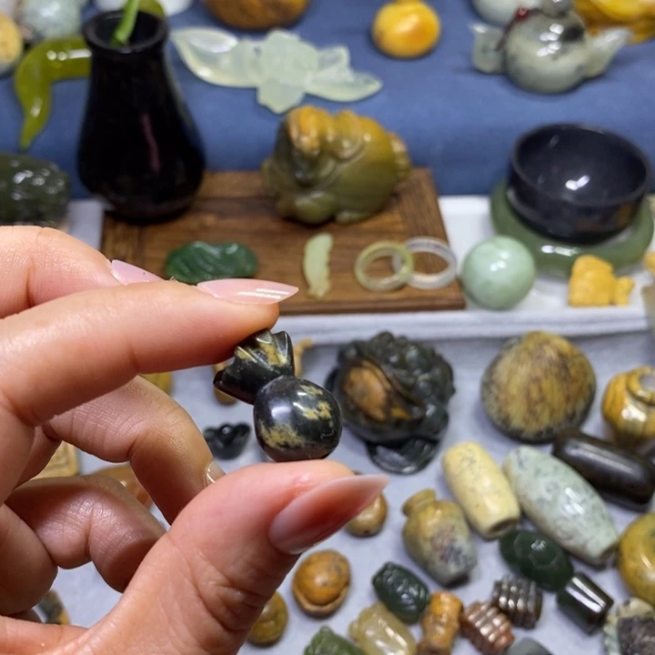 岫岩河磨玉（透闪石质玉）未镶嵌挂件通孔钱袋