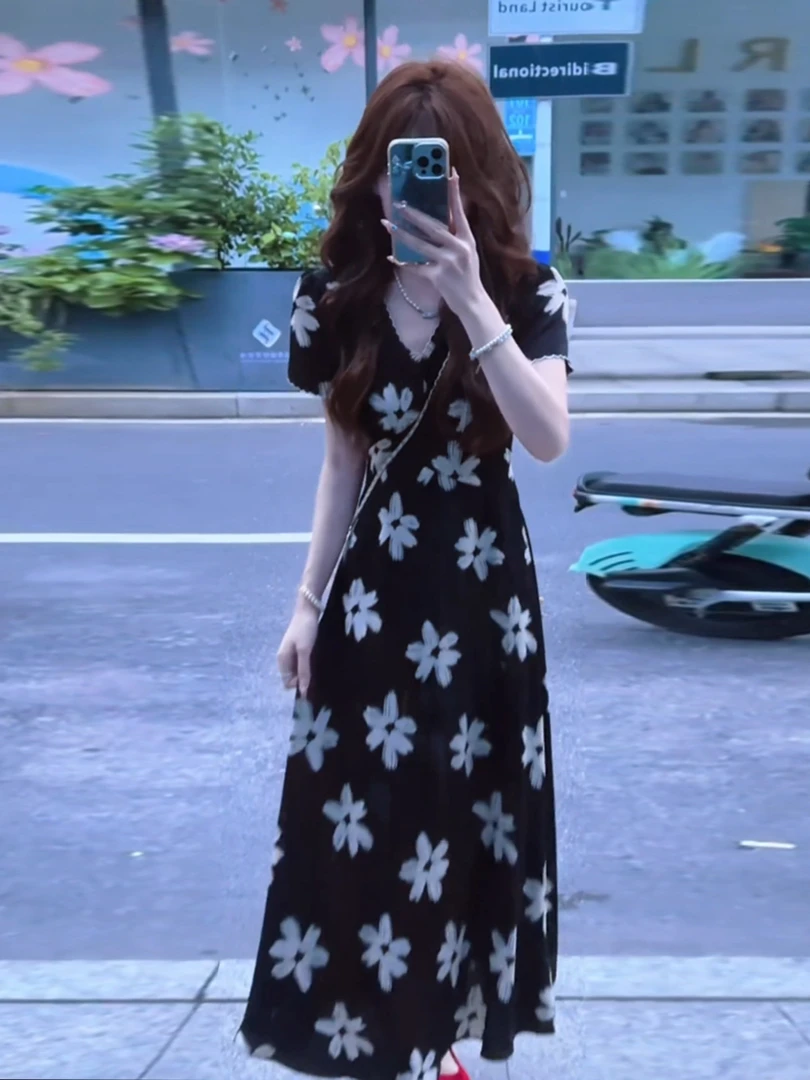 法式复古收腰短袖V领连衣裙女2025夏季新款洋气修身显瘦碎花长裙