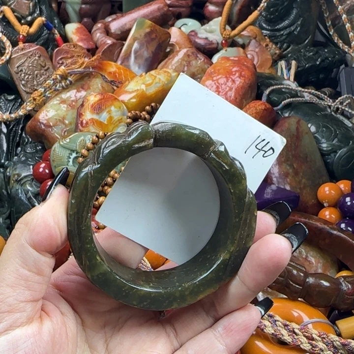 未镶嵌透闪石质玉珠宝奇石