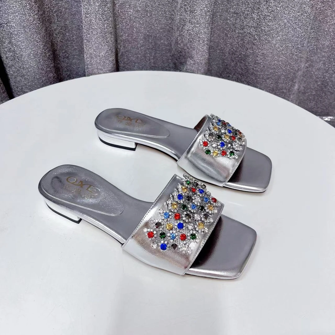 QMS1024-2576 银色 夏季2025新款舒适时尚方头舒适低跟露趾拖鞋