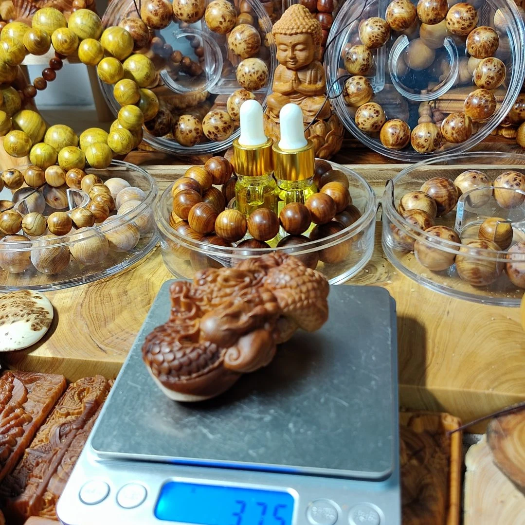 R**d太行崖柏手工艺品