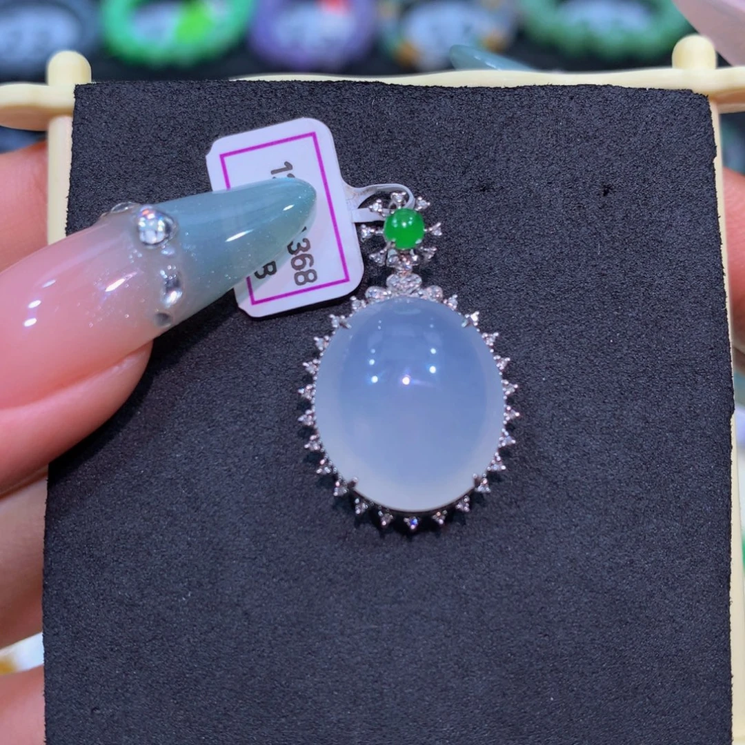 翡翠18K金镶嵌颈饰翡翠