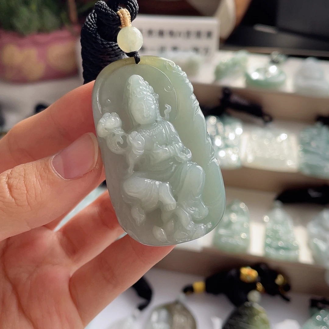 翡翠未镶嵌颈饰大势至