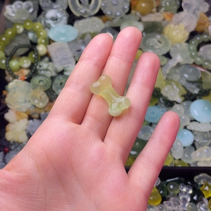 蛇纹石玉合金颈饰骨头